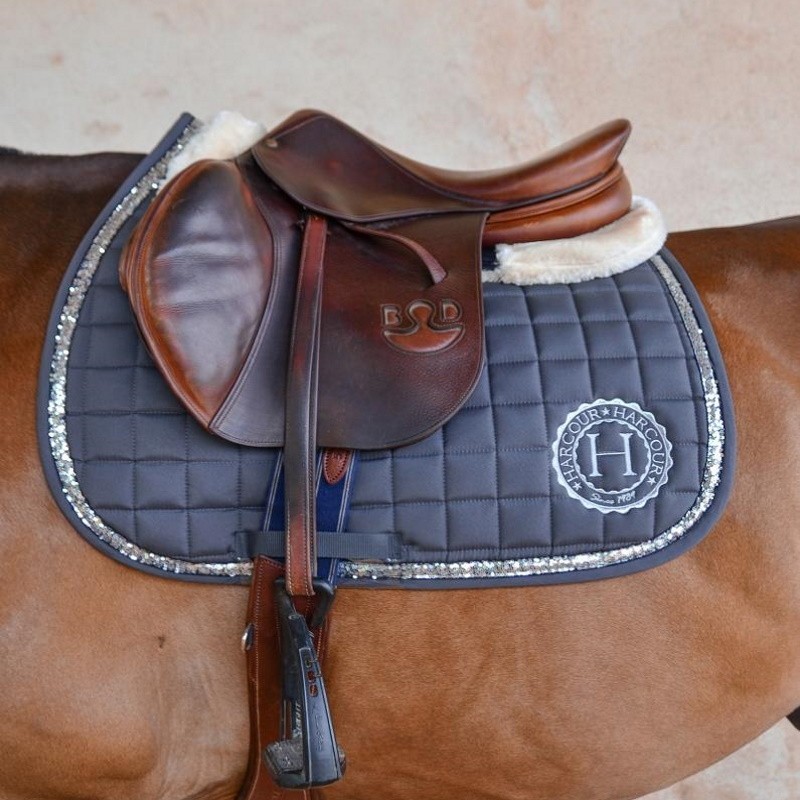 Tapis de selle sequin Sarkle Harcour Spring 22 mon-cheval.fr Tapis de selle sequin Sarkle Harcour Spring 22 mon-cheval.fr